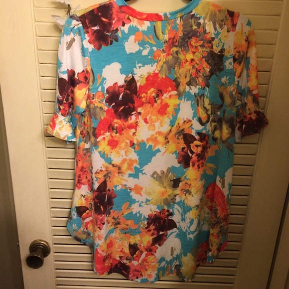 NWT! Honeyme Floral, Bell Sleeve, High-Low Hem Top - Picture 3 of 10